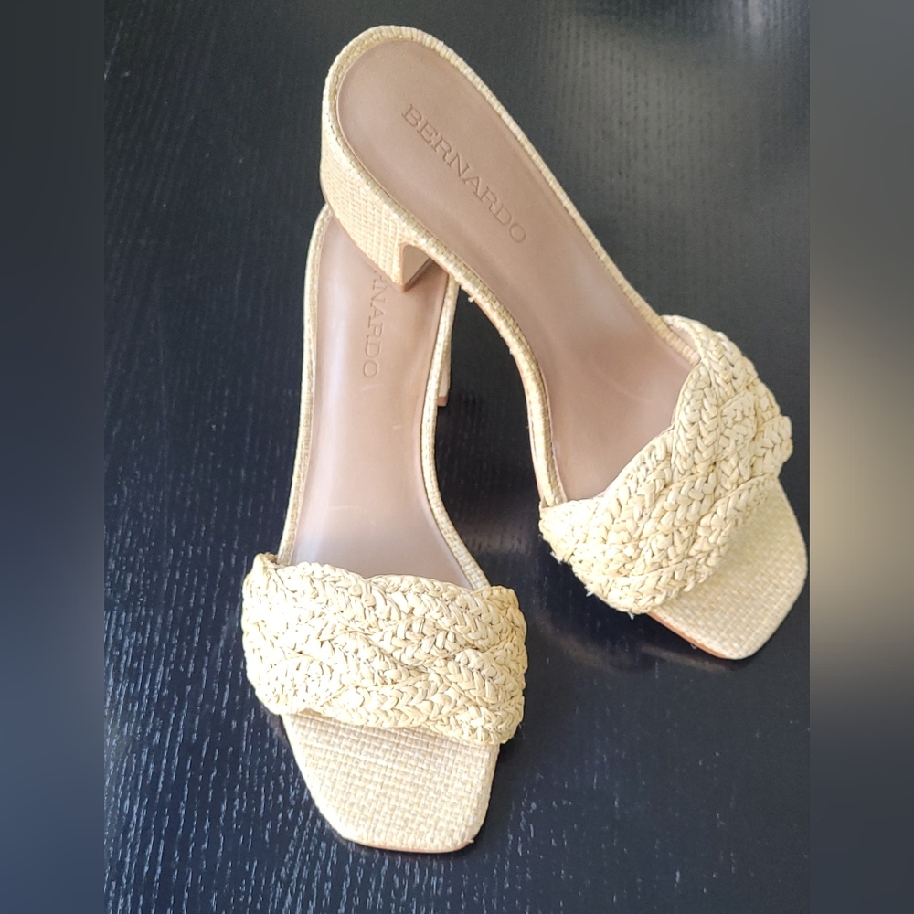 BERNARDO Bali Tan/Cream Woven Rafia Sandals with Open-Toe Design 6.5